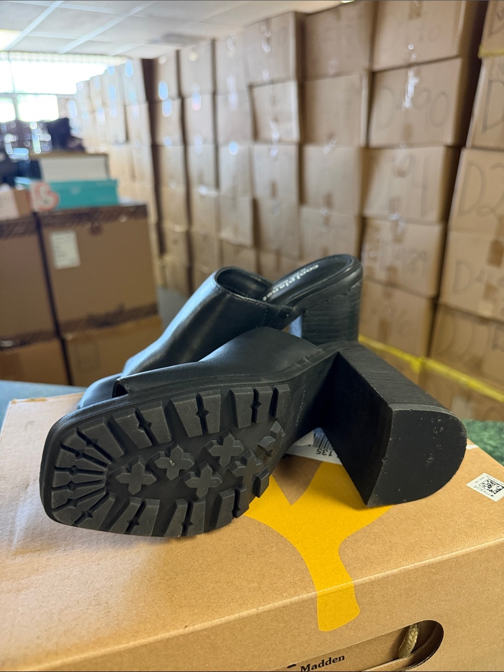 Steve Madden Black Leather Block Heel Mule - Open Toe Slip-On - Picture 4 of 4
